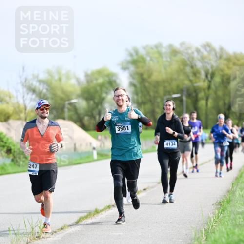 07.04.2024 - 43. Internationalen Wilhelmsburger Insellauf Dr. Thomas Lammeyer http://msf.ph/oto/6050819 07.04.2024 11:19:23 Laufen 1247, 4247, 3951, 4134 meine-sportfotos.de