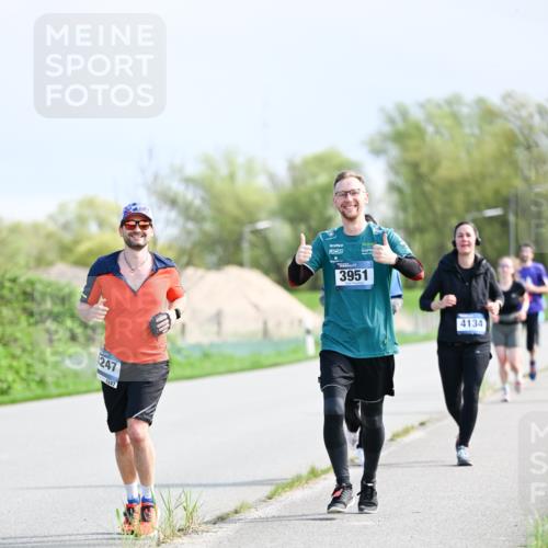 07.04.2024 - 43. Internationalen Wilhelmsburger Insellauf Dr. Thomas Lammeyer http://msf.ph/oto/6050820 07.04.2024 11:19:23 Laufen 247, 4247, 3951, 4134 meine-sportfotos.de