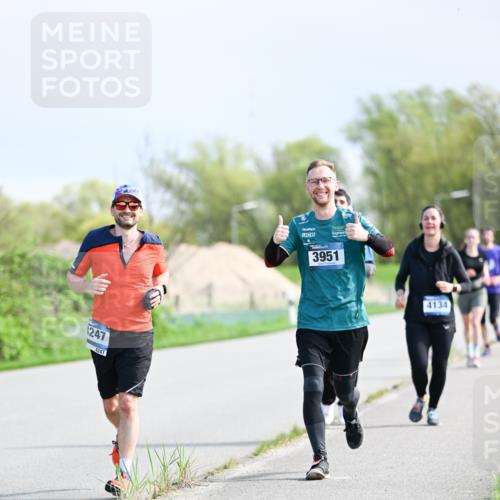 07.04.2024 - 43. Internationalen Wilhelmsburger Insellauf Dr. Thomas Lammeyer http://msf.ph/oto/6050821 07.04.2024 11:19:23 Laufen 1247, 4247, 3951, 4134 meine-sportfotos.de