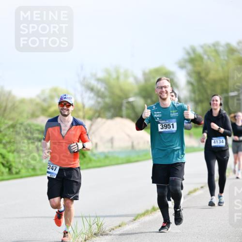 07.04.2024 - 43. Internationalen Wilhelmsburger Insellauf Dr. Thomas Lammeyer http://msf.ph/oto/6050822 07.04.2024 11:19:24 Laufen 247, 4247, 3951, 4134 meine-sportfotos.de