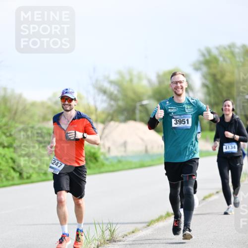 07.04.2024 - 43. Internationalen Wilhelmsburger Insellauf Dr. Thomas Lammeyer http://msf.ph/oto/6050823 07.04.2024 11:19:24 Laufen 247, 4247, 3951, 4134 meine-sportfotos.de