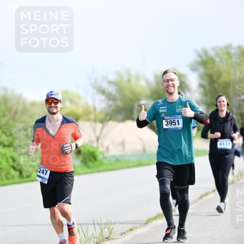 07.04.2024 - 43. Internationalen Wilhelmsburger Insellauf Dr. Thomas Lammeyer http://msf.ph/oto/6050825 07.04.2024 11:19:24 Laufen 247, 4247, 3951, 4134 meine-sportfotos.de
