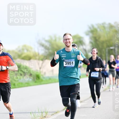 07.04.2024 - 43. Internationalen Wilhelmsburger Insellauf Dr. Thomas Lammeyer http://msf.ph/oto/6050828 07.04.2024 11:19:25 Laufen 3951, 4134 meine-sportfotos.de