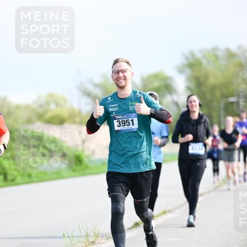 07.04.2024 - 43. Internationalen Wilhelmsburger Insellauf Dr. Thomas Lammeyer http://msf.ph/oto/6050830 07.04.2024 11:19:25 Laufen 3951, 4134 meine-sportfotos.de