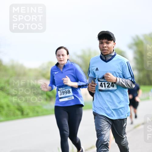 07.04.2024 - 43. Internationalen Wilhelmsburger Insellauf Dr. Thomas Lammeyer http://msf.ph/oto/6050923 07.04.2024 11:19:43 Laufen 3998, 4124 meine-sportfotos.de