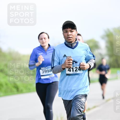07.04.2024 - 43. Internationalen Wilhelmsburger Insellauf Dr. Thomas Lammeyer http://msf.ph/oto/6050925 07.04.2024 11:19:43 Laufen 3998, 4124 meine-sportfotos.de