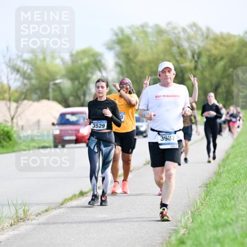 07.04.2024 - 43. Internationalen Wilhelmsburger Insellauf Dr. Thomas Lammeyer http://msf.ph/oto/6051122 07.04.2024 11:20:25 Laufen 3529, 3987, 3987 meine-sportfotos.de