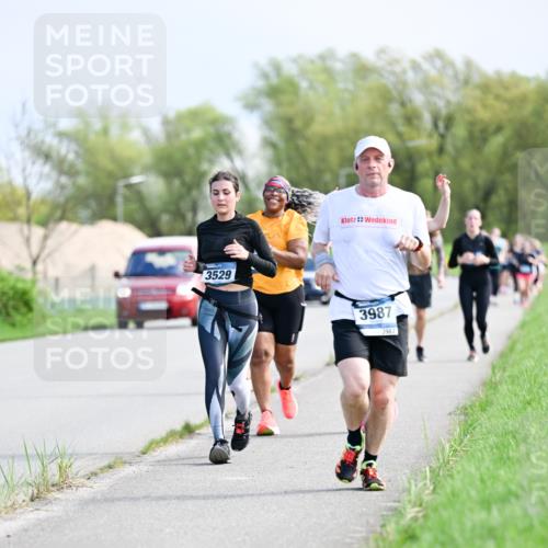 07.04.2024 - 43. Internationalen Wilhelmsburger Insellauf Dr. Thomas Lammeyer http://msf.ph/oto/6051123 07.04.2024 11:20:25 Laufen 3529, 3987, 3987 meine-sportfotos.de