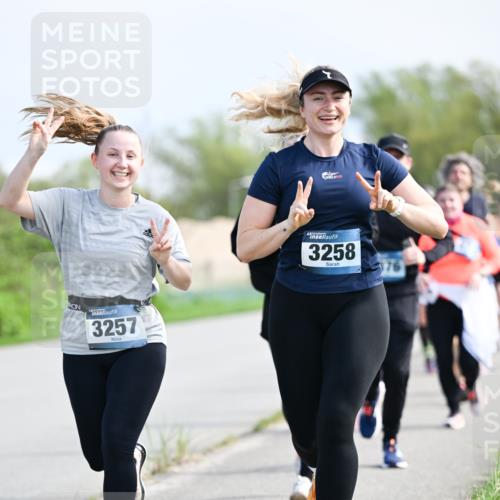 07.04.2024 - 43. Internationalen Wilhelmsburger Insellauf Dr. Thomas Lammeyer http://msf.ph/oto/6051224 07.04.2024 11:20:56 Laufen 3257, 3258, 76 meine-sportfotos.de
