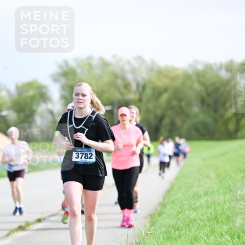 07.04.2024 - 43. Internationalen Wilhelmsburger Insellauf Dr. Thomas Lammeyer http://msf.ph/oto/6051335 07.04.2024 11:21:22 Laufen 3782 meine-sportfotos.de