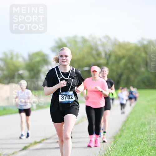 07.04.2024 - 43. Internationalen Wilhelmsburger Insellauf Dr. Thomas Lammeyer http://msf.ph/oto/6051338 07.04.2024 11:21:22 Laufen 3782 meine-sportfotos.de