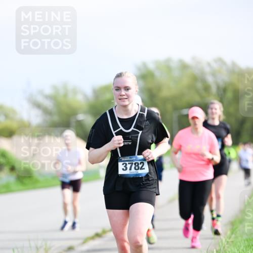 07.04.2024 - 43. Internationalen Wilhelmsburger Insellauf Dr. Thomas Lammeyer http://msf.ph/oto/6051343 07.04.2024 11:21:23 Laufen 3782 meine-sportfotos.de