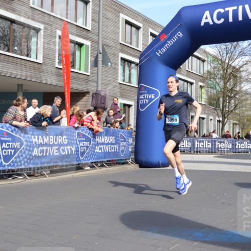 07.04.2024 - 43. Internationalen Wilhelmsburger Insellauf Strokosch-Dieckow http://msf.ph/oto/6051592 07.04.2024 11:15:51 Ziel 3096, 4215 meine-sportfotos.de