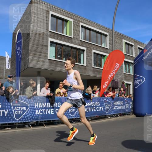 07.04.2024 - 43. Internationalen Wilhelmsburger Insellauf Strokosch-Dieckow http://msf.ph/oto/6051906 07.04.2024 11:15:09 Ziel 3907 meine-sportfotos.de