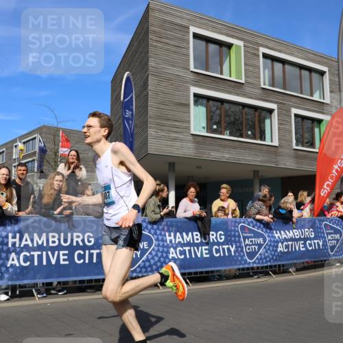 07.04.2024 - 43. Internationalen Wilhelmsburger Insellauf Strokosch-Dieckow http://msf.ph/oto/6051920 07.04.2024 11:15:09 Ziel 3907 meine-sportfotos.de