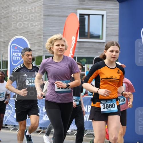 07.04.2024 - 43. Internationalen Wilhelmsburger Insellauf Strokosch-Dieckow http://msf.ph/oto/6052408 07.04.2024 10:50:12 Ziel  meine-sportfotos.de