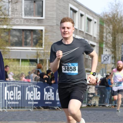 07.04.2024 - 43. Internationalen Wilhelmsburger Insellauf Strokosch-Dieckow http://msf.ph/oto/6061880 07.04.2024 11:21:37 Ziel 2437, 2499, 3037, 3367, 3858, 4414 meine-sportfotos.de