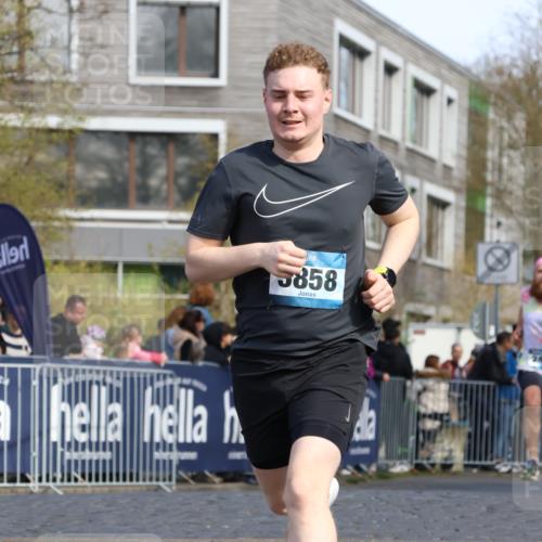 07.04.2024 - 43. Internationalen Wilhelmsburger Insellauf Strokosch-Dieckow http://msf.ph/oto/6061883 07.04.2024 11:21:37 Ziel 2437, 2499, 3037, 3367, 3858, 4414 meine-sportfotos.de
