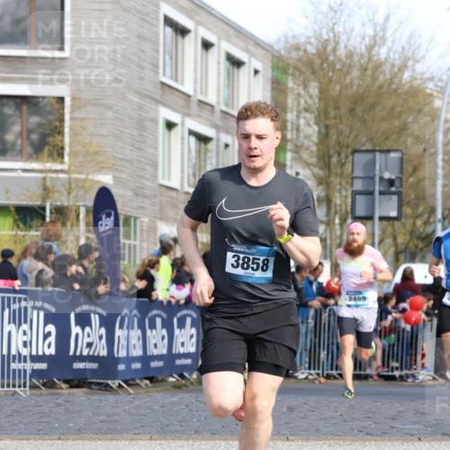 07.04.2024 - 43. Internationalen Wilhelmsburger Insellauf Strokosch-Dieckow http://msf.ph/oto/6061892 07.04.2024 11:21:37 Ziel 2437, 2499, 3037, 3367, 3858, 4414 meine-sportfotos.de