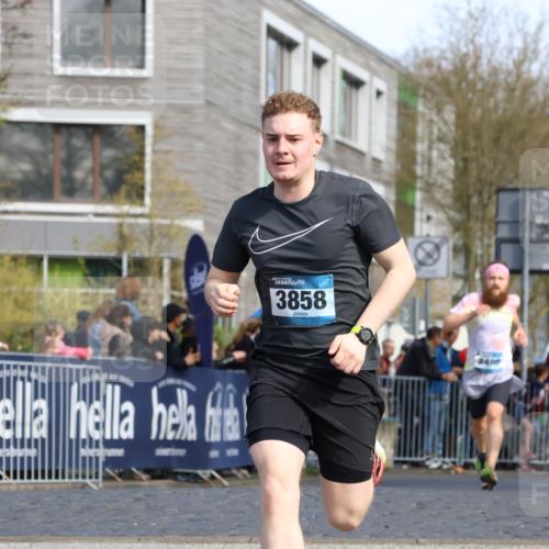07.04.2024 - 43. Internationalen Wilhelmsburger Insellauf Strokosch-Dieckow http://msf.ph/oto/6061896 07.04.2024 11:21:37 Ziel 2437, 2499, 3037, 3367, 3858, 4414 meine-sportfotos.de