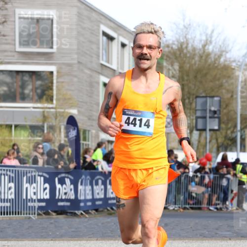 07.04.2024 - 43. Internationalen Wilhelmsburger Insellauf Strokosch-Dieckow http://msf.ph/oto/6061900 07.04.2024 11:21:31 Ziel 2499, 3037, 3858, 4414 meine-sportfotos.de