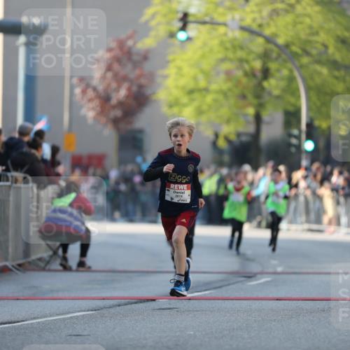 27.04.2024 - Das Zehntel Fuchs,  Jonas http://msf.ph/oto/6101102 27.04.2024 08:49:33 Ziel 1326, 1935, 3238, 3241, 3453, 3619, 3764, 3784, 3819 meine-sportfotos.de