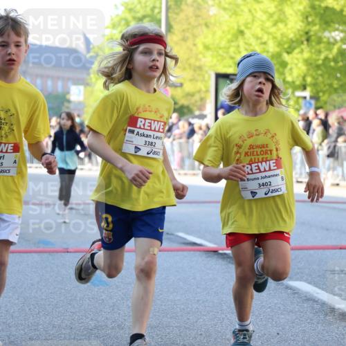 27.04.2024 - Das Zehntel H.Heesch http://msf.ph/oto/6104583 27.04.2024 08:48:53 Ziel 1252, 2317, 2355, 2663, 2818, 2848, 3177, 3382, 3402, 3465, 3657, 3873, 3924 meine-sportfotos.de