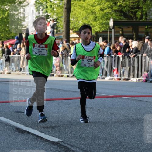 27.04.2024 - Das Zehntel H.Heesch http://msf.ph/oto/6104666 27.04.2024 08:49:39 Ziel 2167, 3238, 3241, 3453, 3704, 3764, 3769, 3784, 3819, 3846 meine-sportfotos.de