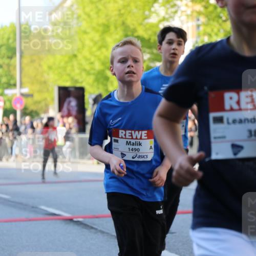 27.04.2024 - Das Zehntel H.Heesch http://msf.ph/oto/6104780 27.04.2024 08:50:40 Ziel 1098, 1471, 1488, 1490, 1848, 1866, 2018, 2160, 2164, 2580, 2825, 2831, 3027, 3164, 3432, 3451, 3455, 3460, 3607, 3614, 3620, 3632, 3838, 3858 meine-sportfotos.de