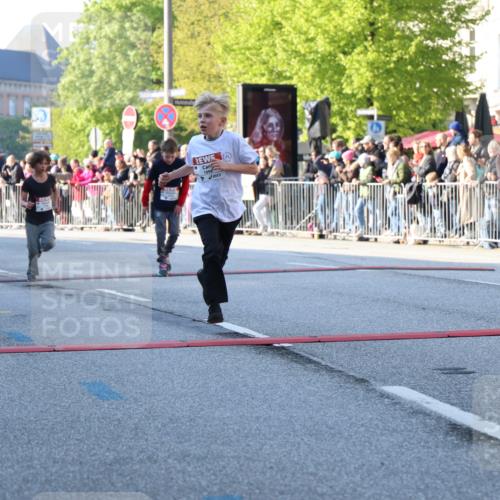 27.04.2024 - Das Zehntel H.Heesch http://msf.ph/oto/6104784 27.04.2024 08:50:42 Ziel 1098, 1471, 1488, 1490, 1848, 1866, 1913, 1934, 2018, 2160, 2164, 2369, 2580, 2825, 2831, 3027, 3164, 3432, 3451, 3455, 3460, 3607, 3614, 3620, 3632, 3838, 3858 meine-sportfotos.de