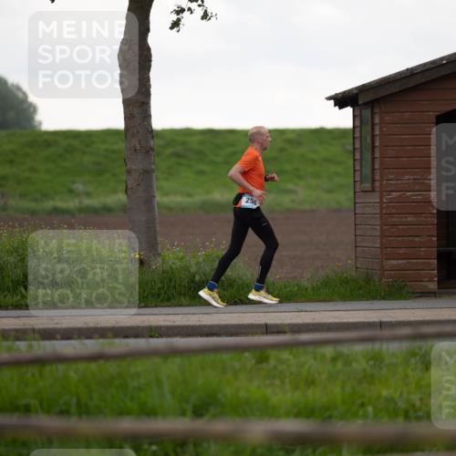 05.05.2024 - 7. Wedeler Halbmarathon Michael Strokosch http://msf.ph/oto/6221109 05.05.2024 10:58:27 Laufen 250 meine-sportfotos.de
