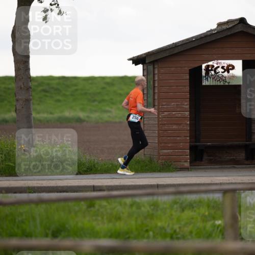 05.05.2024 - 7. Wedeler Halbmarathon Michael Strokosch http://msf.ph/oto/6221110 05.05.2024 10:58:27 Laufen 250 meine-sportfotos.de