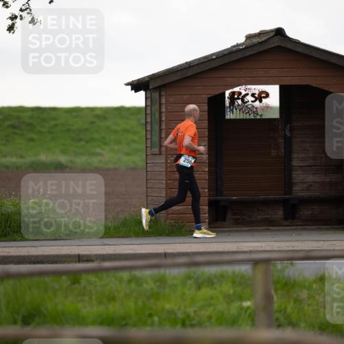 05.05.2024 - 7. Wedeler Halbmarathon Michael Strokosch http://msf.ph/oto/6221111 05.05.2024 10:58:28 Laufen 250 meine-sportfotos.de