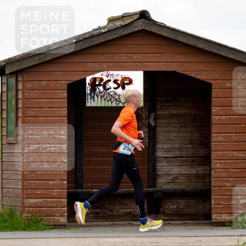05.05.2024 - 7. Wedeler Halbmarathon Michael Strokosch http://msf.ph/oto/6221113 05.05.2024 10:58:28 Laufen 250 meine-sportfotos.de