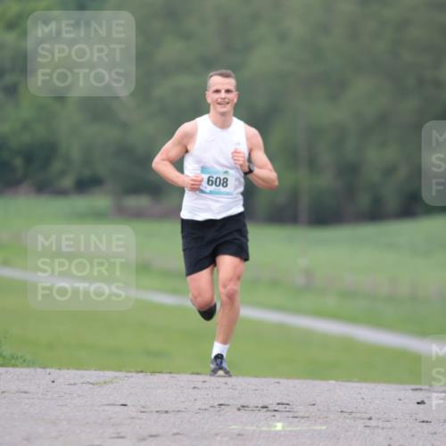 05.05.2024 - 7. Wedeler Halbmarathon H.Heesch http://msf.ph/oto/6221752 05.05.2024 11:00:06 Laufen 608 meine-sportfotos.de