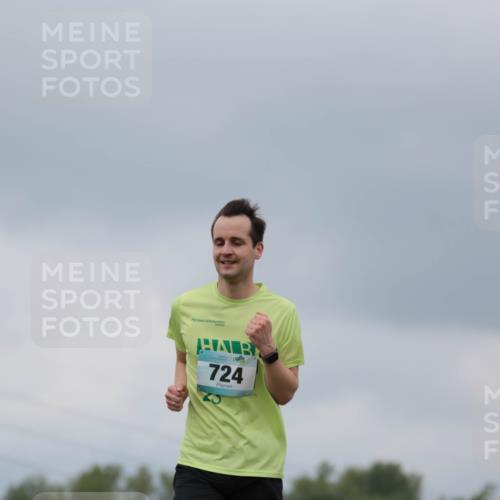 05.05.2024 - 7. Wedeler Halbmarathon H.Heesch http://msf.ph/oto/6221900 05.05.2024 11:02:15 Laufen 724 meine-sportfotos.de