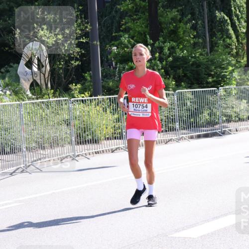 08.06.2024 - REWE Women's Run Strokosch-Dieckow http://msf.ph/oto/6257700 09.06.2024 09:51:58 Laufen 10754 meine-sportfotos.de