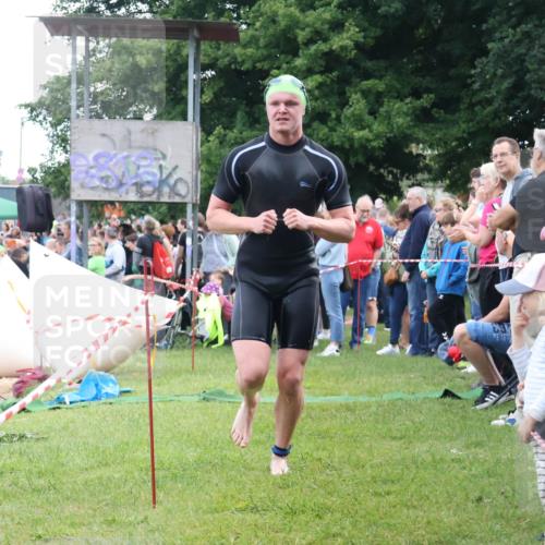 16.06.2024 - 26. Vierlanden-Triathlon Lena Gebhardt http://msf.ph/oto/6301135 16.06.2024 11:01:50 Schwimmen 307, 393, 307, 393 meine-sportfotos.de