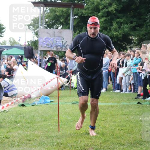 16.06.2024 - 26. Vierlanden-Triathlon Lena Gebhardt http://msf.ph/oto/6302134 16.06.2024 11:07:45 Schwimmen 374, 382, 405, 466, 468, 374, 382, 405, 466, 468 meine-sportfotos.de