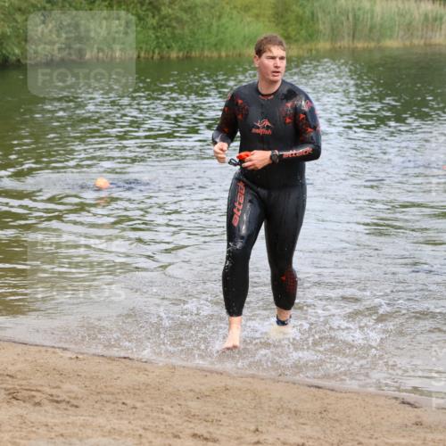16.06.2024 - 26. Vierlanden-Triathlon Strokosch-Dieckow http://msf.ph/oto/6306770 16.06.2024 09:49:39 Schwimmen 77, 165, 77, 165 meine-sportfotos.de