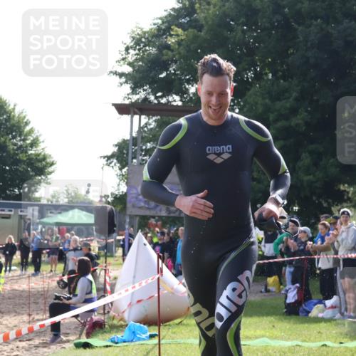 16.06.2024 - 26. Vierlanden-Triathlon Lena Gebhardt http://msf.ph/oto/6311870 16.06.2024 09:30:42 Schwimmen 5, 42, 5, 42 meine-sportfotos.de