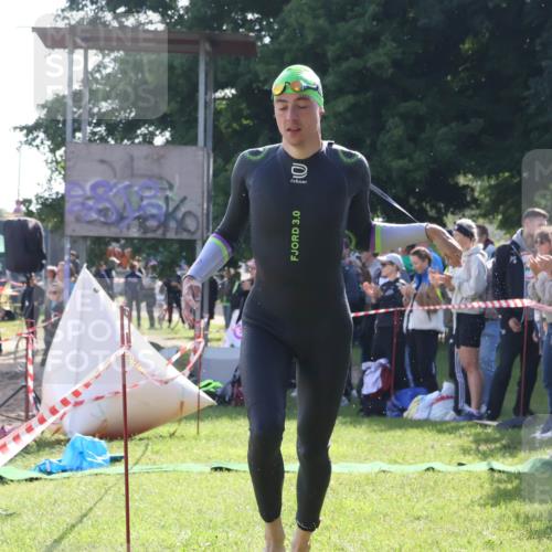 16.06.2024 - 26. Vierlanden-Triathlon Lena Gebhardt http://msf.ph/oto/6312362 16.06.2024 09:35:20 Schwimmen 25, 46, 25, 46 meine-sportfotos.de