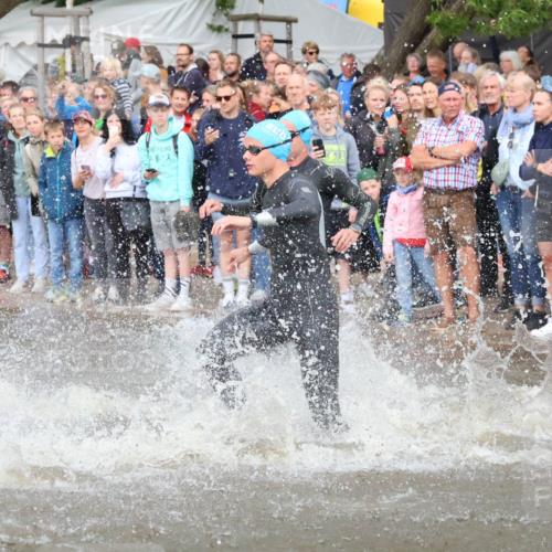 23.06.2024 - Viking Triathlon H.Heesch http://msf.ph/oto/6343291 23.06.2024 10:02:47 Schwimmen 33, 120, 129, 215, 238, 318, 340, 355, 360, 372, 389, 404, 427, 468, 496, 541, 604, 627 meine-sportfotos.de