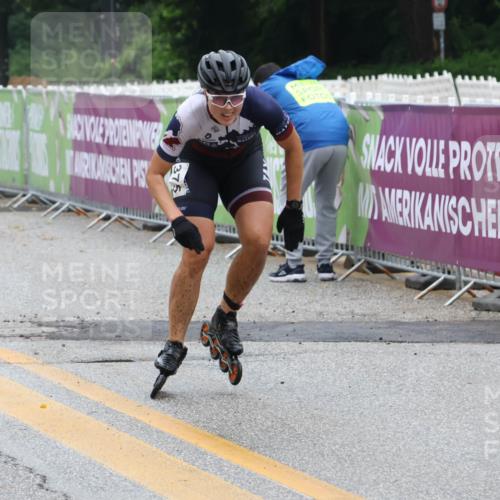 30.06.2024 - hella hamburg halbmarathon Lena Gebhardt http://msf.ph/oto/6636756 30.06.2024 09:13:14 Ziel 20223, 20318, 20355, 20375 meine-sportfotos.de