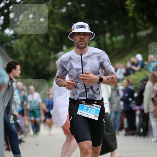 04.08.2024 - OstseeMan H.Heesch http://msf.ph/oto/6761601 04.08.2024 14:05:09 Laufen 95, 178, 367, 370, 498, 533, 535, 580, 622, 680, 753, 788, 795, 876, 882, 956, 1219 meine-sportfotos.de