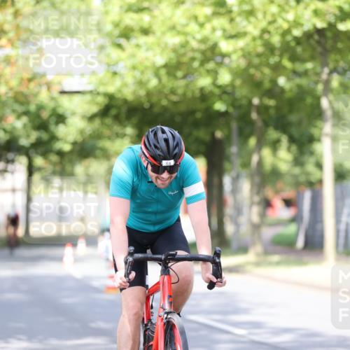 11.08.2024 - GEWOBA Citytriathlon Bremen H.Heesch http://msf.ph/oto/6768646 11.08.2024 10:41:15 Radfahren 15, 34, 84 meine-sportfotos.de
