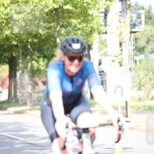 11.08.2024 - GEWOBA Citytriathlon Bremen H.Heesch http://msf.ph/oto/6769428 11.08.2024 10:42:47 Radfahren 12, 18, 21, 67, 68, 70, 88 meine-sportfotos.de