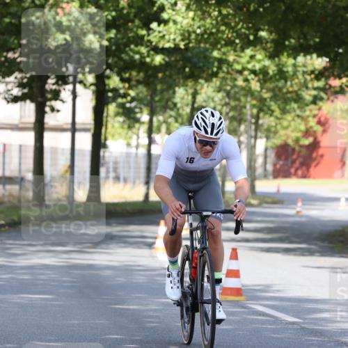 11.08.2024 - GEWOBA Citytriathlon Bremen H.Heesch http://msf.ph/oto/6769922 11.08.2024 10:34:57 Radfahren  meine-sportfotos.de