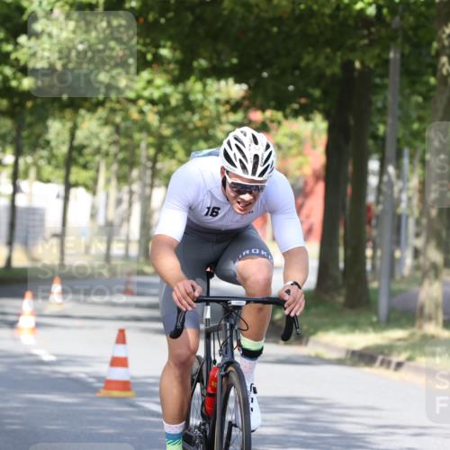 11.08.2024 - GEWOBA Citytriathlon Bremen H.Heesch http://msf.ph/oto/6769946 11.08.2024 10:34:58 Radfahren  meine-sportfotos.de