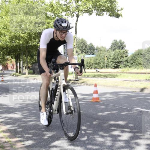 11.08.2024 - GEWOBA Citytriathlon Bremen H.Heesch http://msf.ph/oto/6770024 11.08.2024 11:59:21 Radfahren 758, 780, 834, 925, 965 meine-sportfotos.de